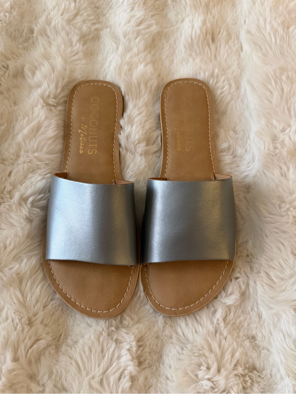 Great condition Coconuts Matisse Silver Slide leather Sandals size 9